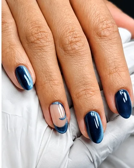 Esmaltação azul marinho com nail art lua